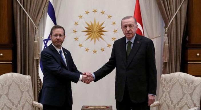 Presiden Turki Recep Tayip Erdogan berjabat tangan dengan Presiden Israel Isaac Herzog dalam pertemuan bilateral bersejarah