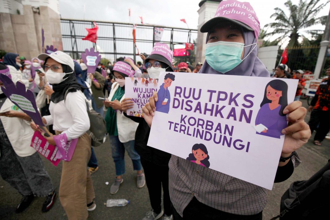 Perempuan menggelar demonstrasi menuntut pengesahan RUU TPKS