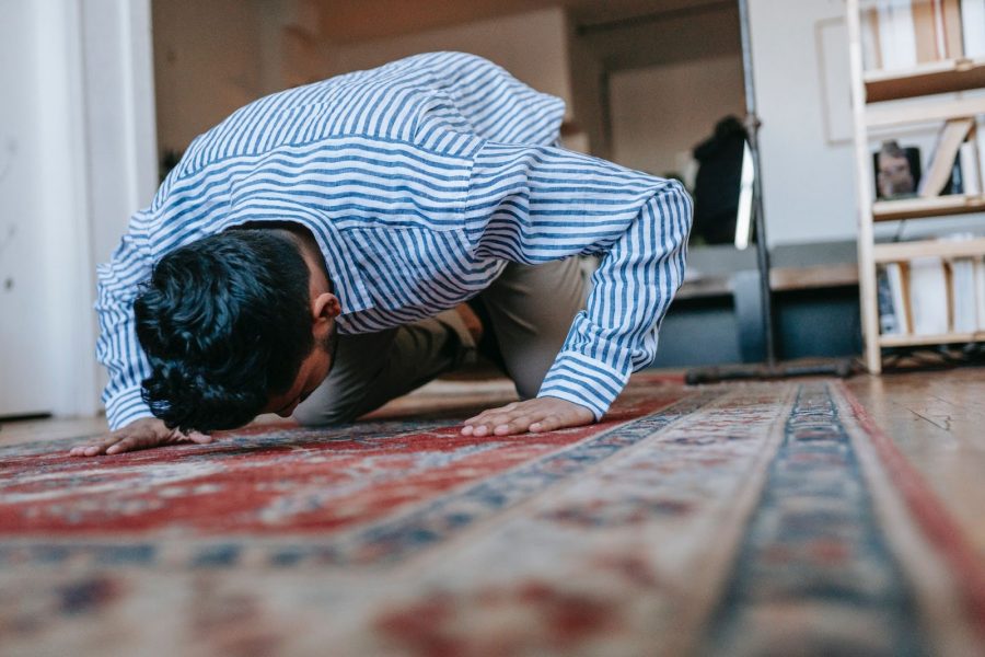 Seorang pria sujud saat melaksanakan tata cara sholat tasbih