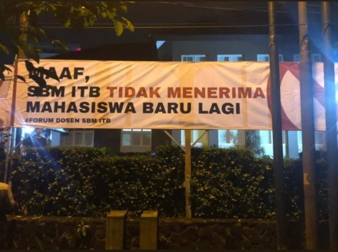 Spanduk SBM ITB tidak menerima mahasiswa baru