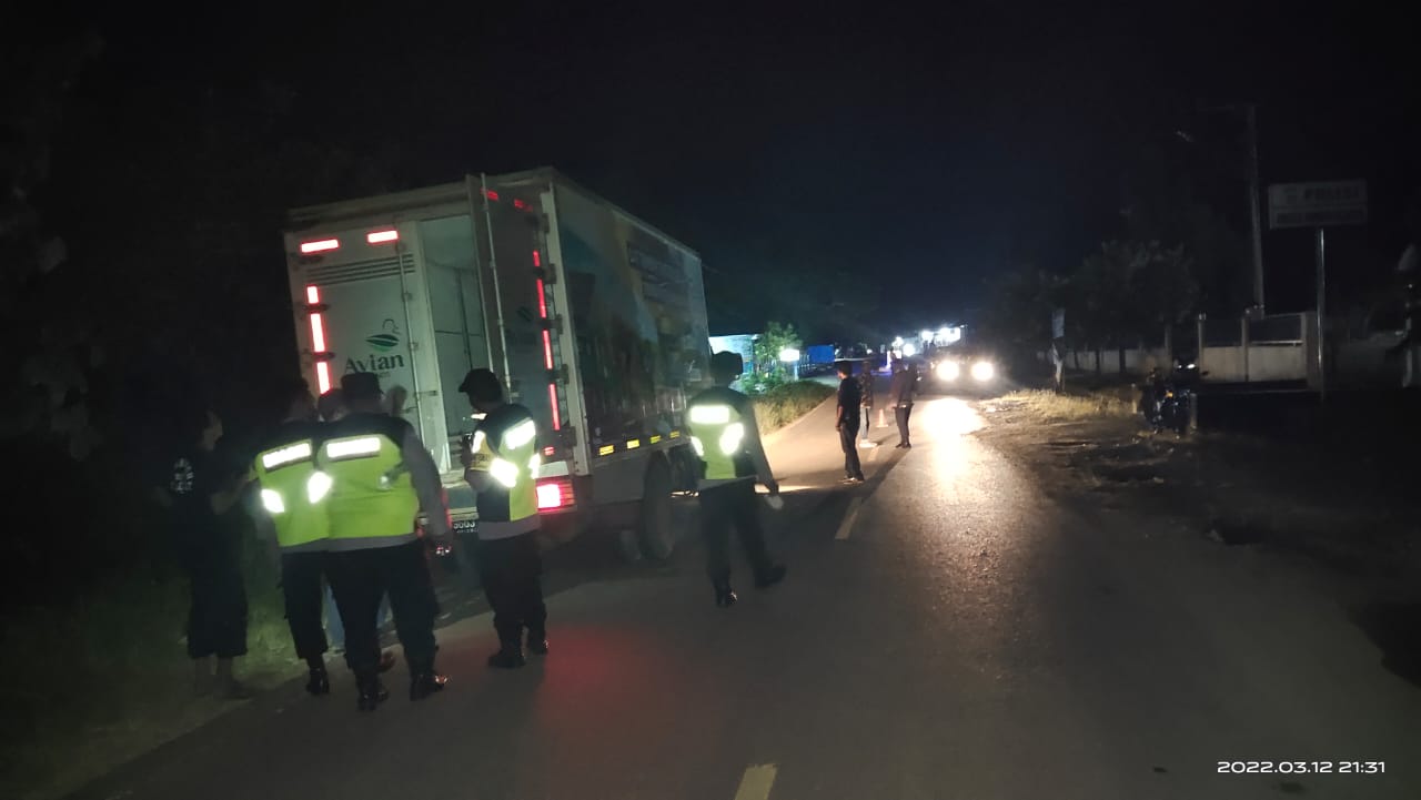 Polisi memberhentikan truk