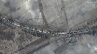 Sebuah citra satelit menampilkan sisi selatan dari konvoi kendaraan militer Rusia, foto diambil pada 28 Februari 2022