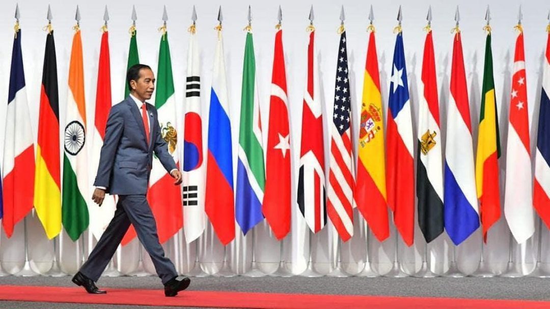 Presiden Joko Widodo berjalan di hadapan bendera-bendera negara anggota G20 (Instagram @jokowi)