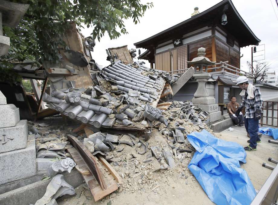 Bangunan rusak di Osaka, Jepang akibat gempa 7,6 skala richter pada Rabu 16 Maret 2022