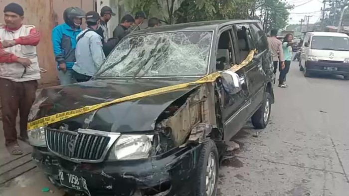 Penampakan mobil tabrak lari di Margaasih yang rusak usai diamuk massa