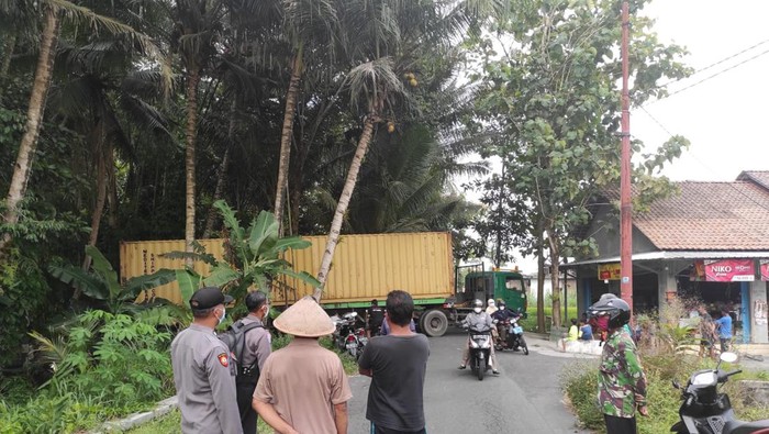 Truk kontainer terjebak di jalan perkampungan di Seyegan, Sleman.