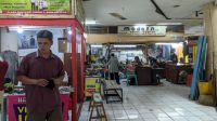 Penjahit di pasar Sukasari Bogor kebajiran orderan menjelang lebaran.