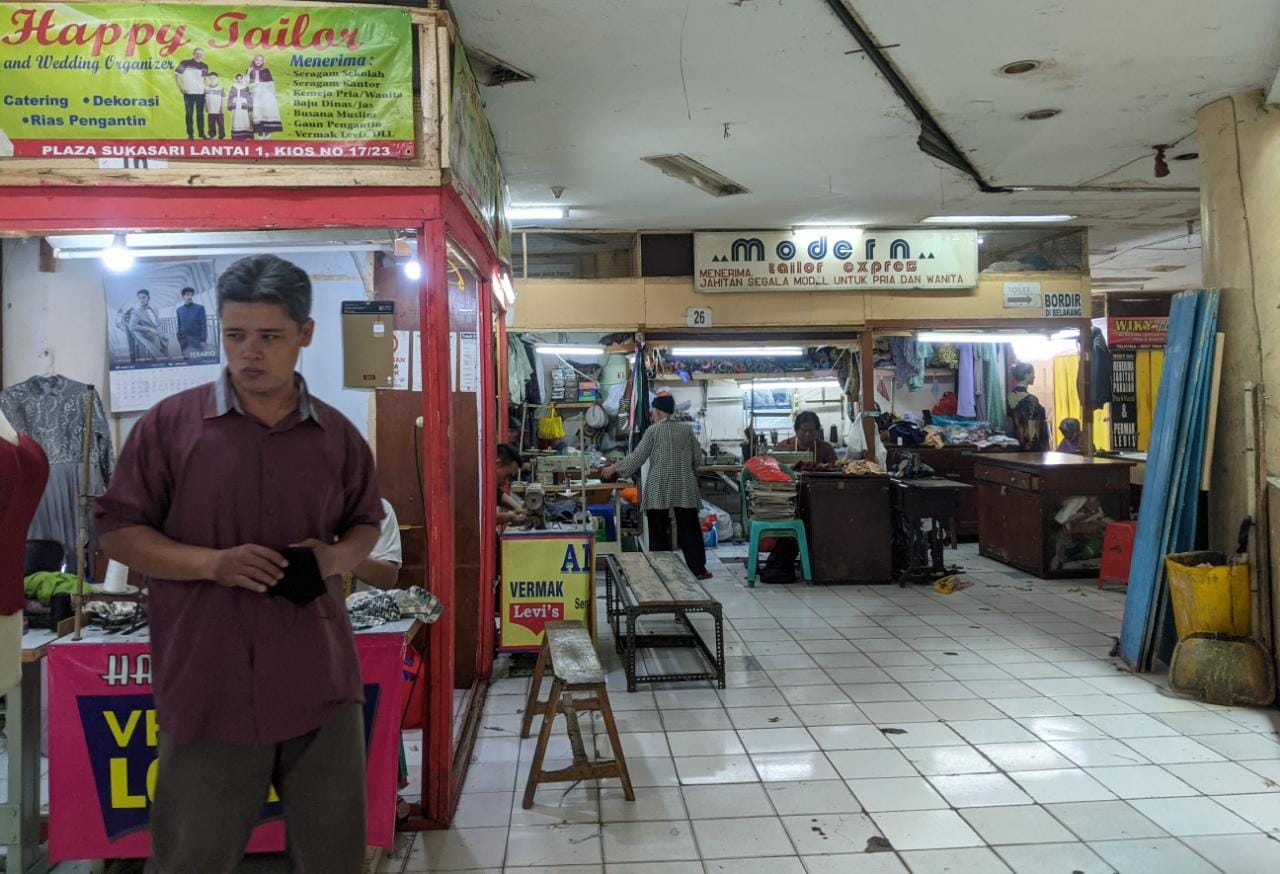 Penjahit di pasar Sukasari Bogor kebajiran orderan menjelang lebaran.