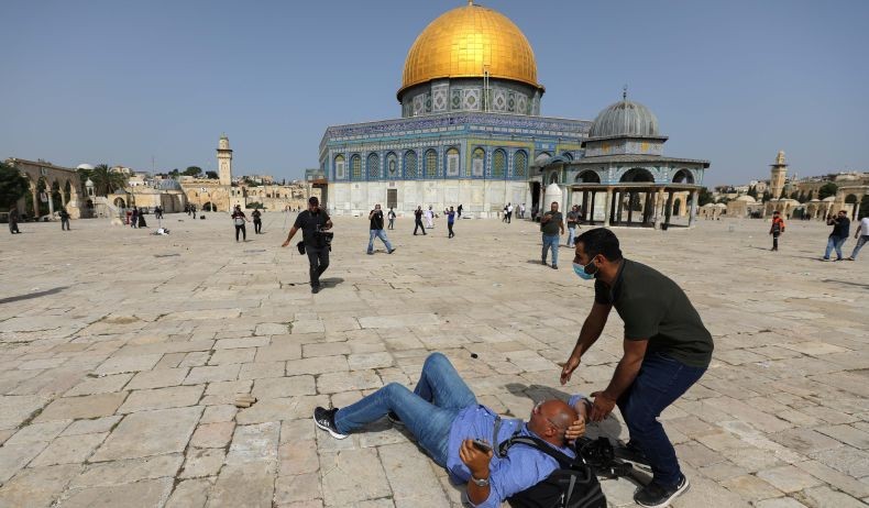 Polisi Israel dan Warga Palestina Terlibat Bentrok Usai Salat Jumat di Masjid Al-Aqsa