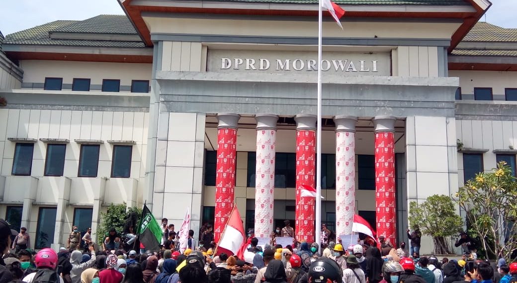 Puluhan Mahasiswa HMI Morowali Demo di Kantor DPRD