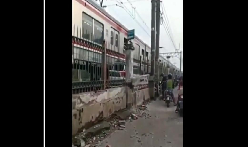 KRL Tabrak Mobil di Perlintasan Citayam-Depok