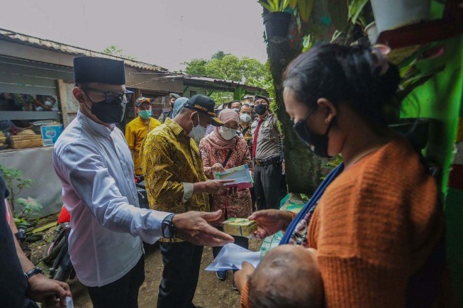 Menteri Koordinator Bidang Pembangunan Manusia dan Kebudayaan (Menko PMK) Muhadjir Effendy melakukan kunjungan kerja ke Kampung Mongol, RT 04 / RW 06, Tegallega, Bogor Tengah, Kota Bogor, Minggu 24 April 2022.