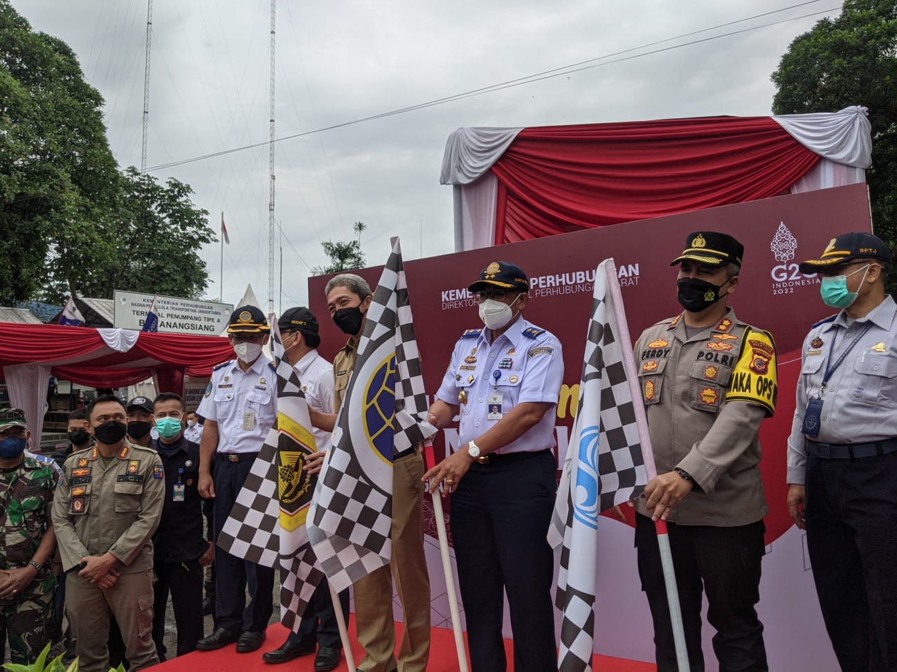 Wakil Walikota Bogor Dedie A Rachim menghadiri acara pelepasan bus mudik gratis tahun 2022/1443 H di Terminal Baranangsiang Bogor, Kamis (28/04/2022).