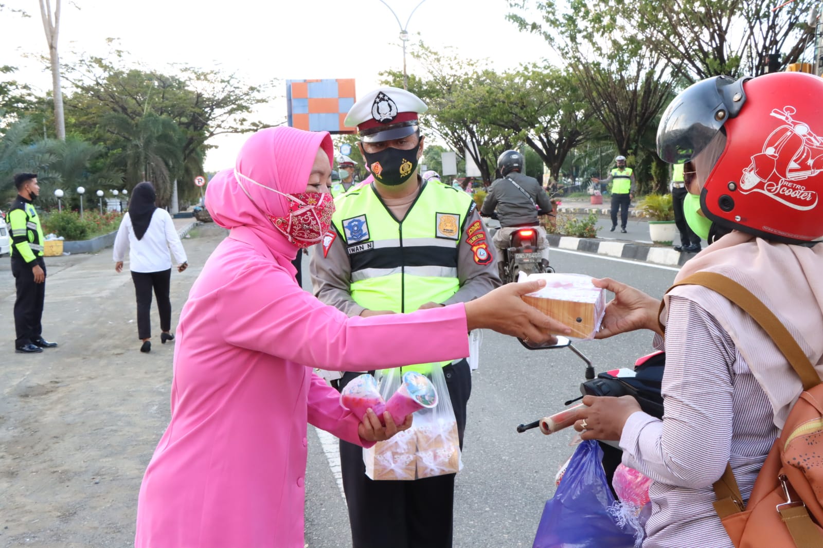 Polres Morowali Bersama Bhayangkara Bagikan Takjil