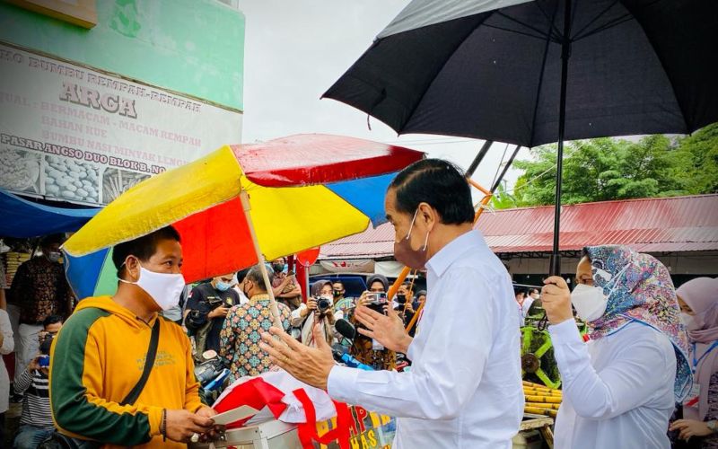 Dihargai Rp 1.000 oleh Penjual, Jokowi Beli Kangkung Satu Ikat di Pasar Jambi Rp 150 Ribu