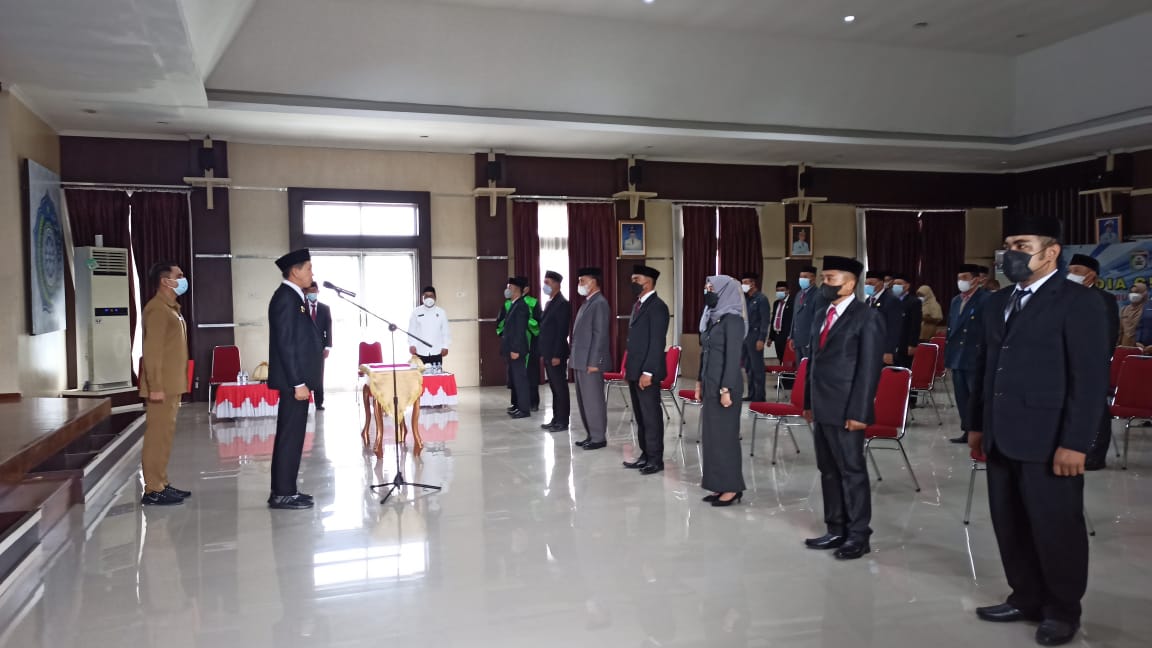 Bupati Morowali, Drs. Taslim resmi melantik dan mengambil sumpah pejabat pimpinan tinggi pratama dan pejabat administrator lingkup Pemerintah Kabupaten (Pemkab) Morowali, Selasa (10/05/2022).