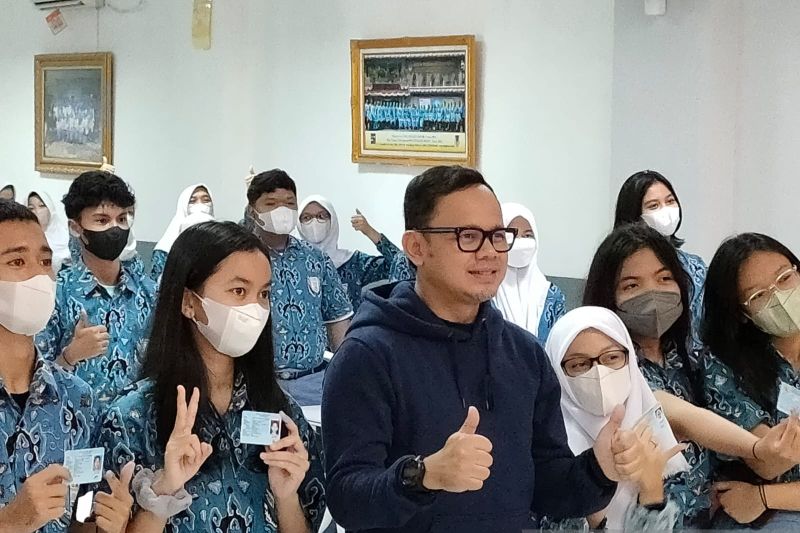 Wali Kota Bogor Bima Arya Sugiarto berfoto bersama siswa-siswi SMAN 1 Kota Bogor yang baru saja mendapatkan KTP elektronik di ruang perekaman yang disediakan SMAN 1 Kota Bogor, Kamis (19/5/2022). Foto: Antara