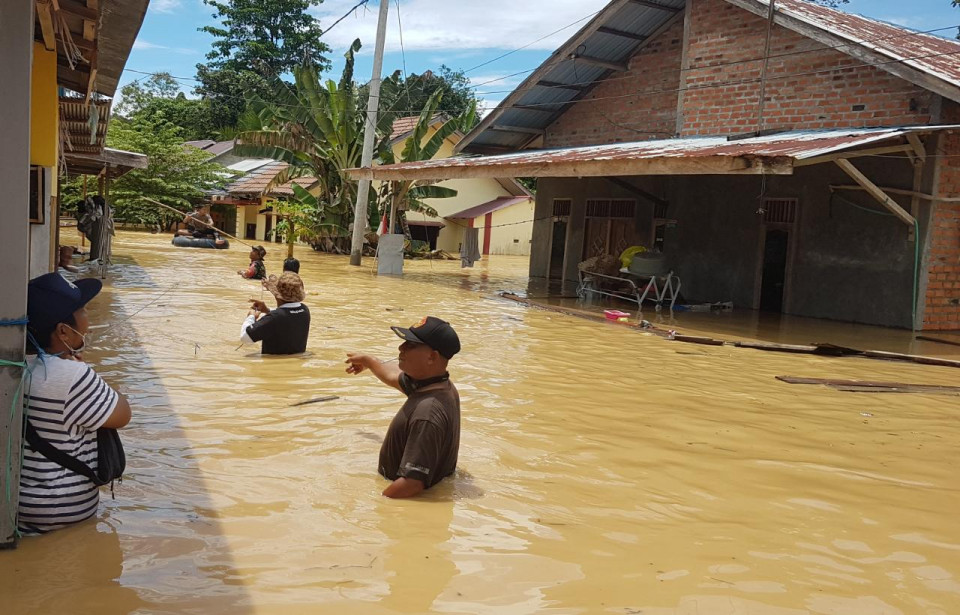 Polsek Bungku Barat Bantu Evakuasi Warga yang Terendam Banjir