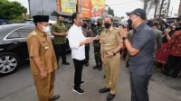 Presiden Jokowi Bagikan Bantuan dan Cek Harga Minyak Didampingi Wakil Walikota Bogor. Foto: Instagram @pemkotbogor