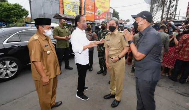 Presiden Jokowi Bagikan Bantuan dan Cek Harga Minyak Didampingi Wakil Walikota Bogor. Foto: Instagram @pemkotbogor