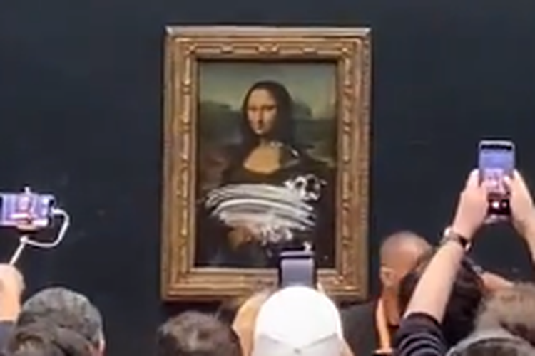 Gambar lukisan Mona Lisa yang tercoreng krim kue setelah seseorang menempelkan kue di atasnya menjadi viral pada Minggu (29/5/2022).(LUKEEE via TWITTER)