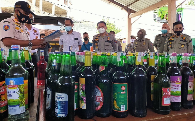 Satuan Polisi Pamong Praja atau Satpol PP Kabupaten Bogor menggelar razia muniman keras di kawasan Cibinong dan sekitarnya, pada Jumat (27/05/2022). Foto: istimewa