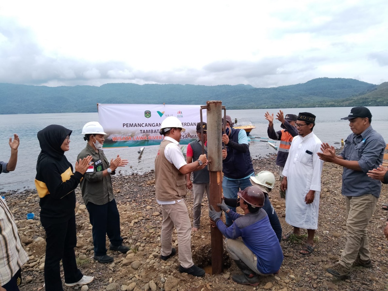 PT Vale menanam tiang pertama tambatan perahu wisata Laa Waa River Park, di desa Matano, Sabtu (28/5/2022). Foto: istimewa