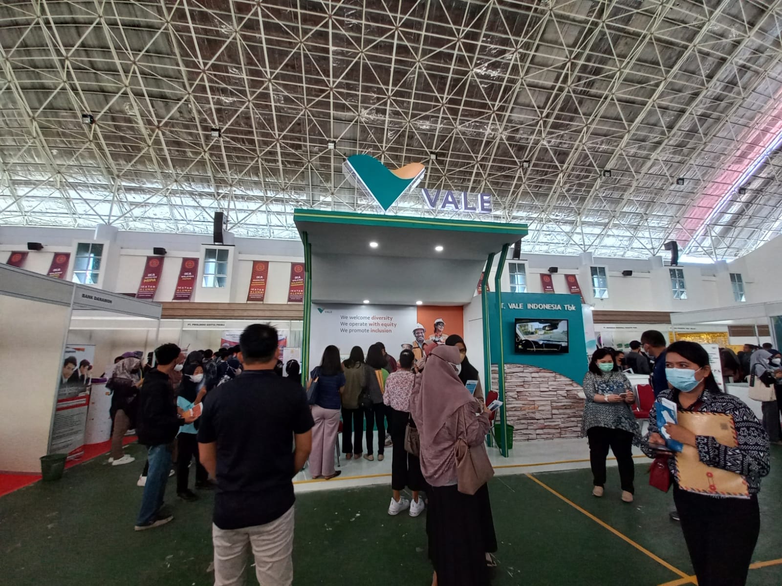 Hadir di Career Expo, Stand PT Vale Diminati Pencari Kerja