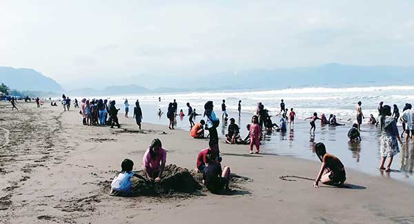 Libur Panjang, Pantai Palabuhanratu Diserbu Pengunjung