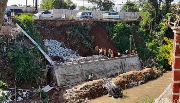 Pick Up Terjun ke Jurang, Pekerja Proyek Hampir Tertimpa. Foto: (M Sholihin/detikcom)