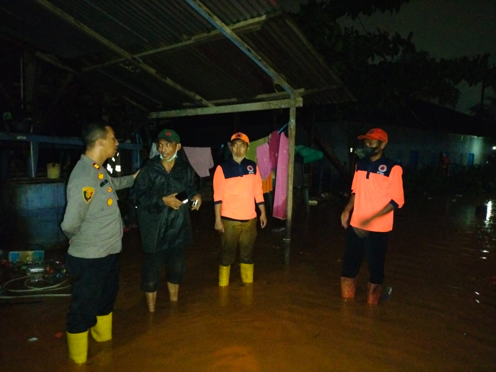 Kapolsek Bahodopi Turun Langsung Bantu Warga Terdampak Banjir