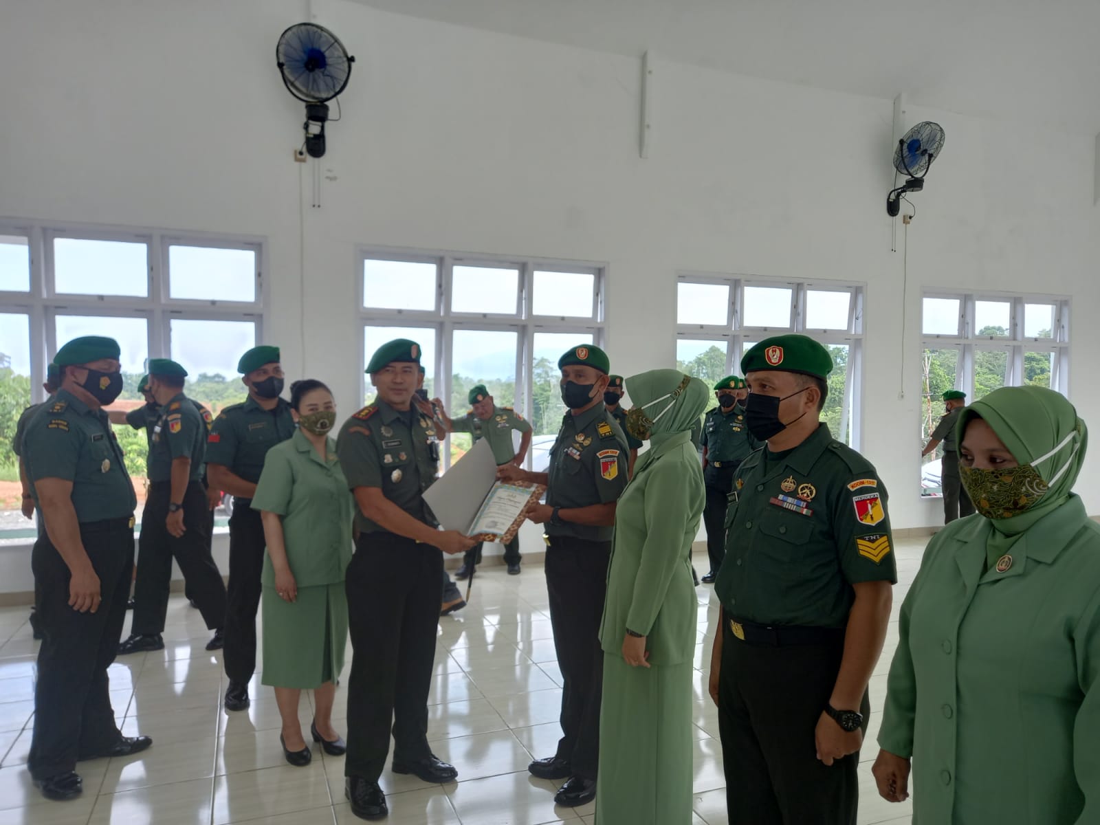 Dandim 1311 Morowali Letkol inf C.Rusmanto memimpin Upacara Korps Raport satuan Kodim 1311 Morowali, di Aula Kantor Kodim 1311 Morowali, Komplek KTM, Desa Bahomohoni, Kecamatan Bungku Tengah, Kamis (2/6/2022). Foto: Supriyono