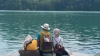 Keluarga Ridwan Kamil Melepas Eril di Sungai Aare. Foto: Instagram @ataliapr