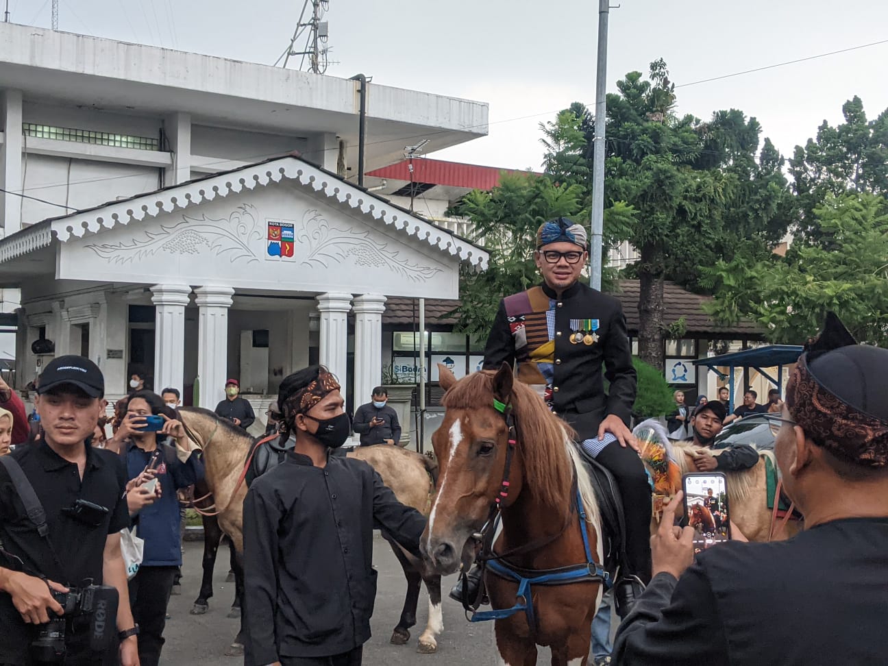 Walikota Bogor Bima Arya menunggangi kuda pada pawai Kebudayaan HJB ke-540