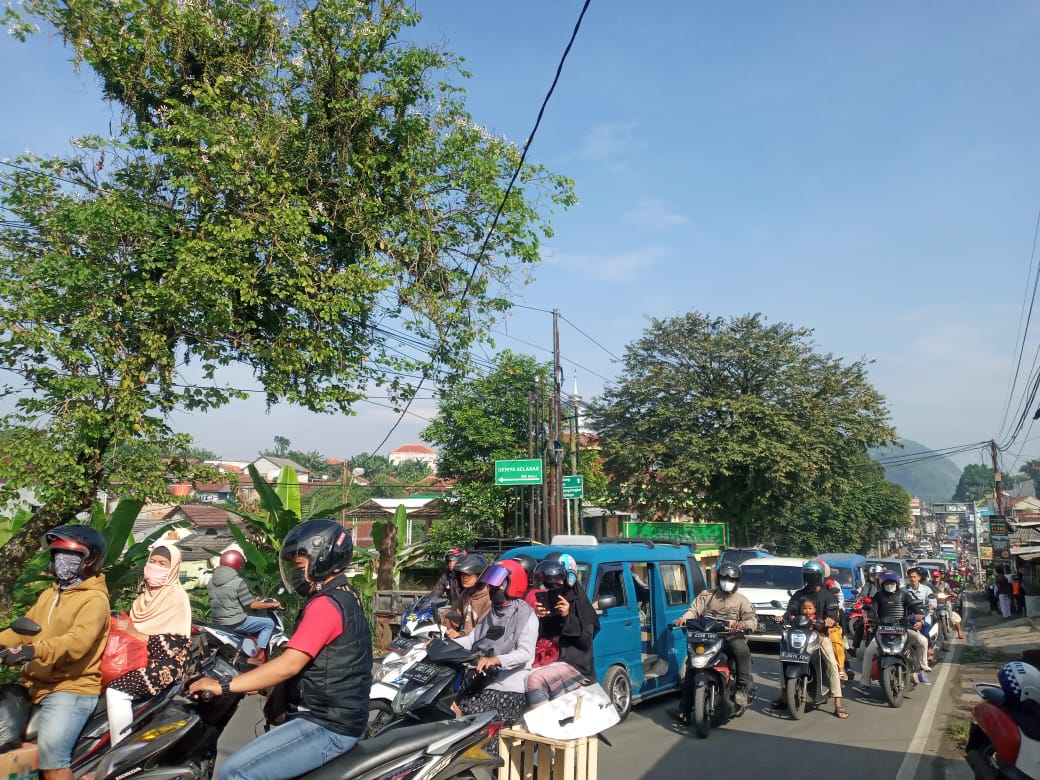 Imbas Truk Batako Mogok, Sepanjang Jalan Raya Ciampea Mengalami Kemacetan