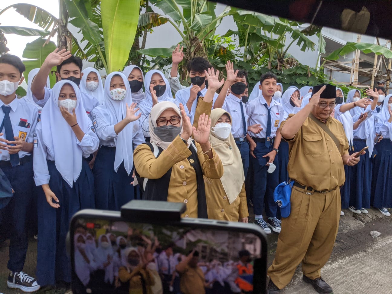 Ratusan pelajar ikut menyambut kedatangan jenazah Eril ke pemakaman Cimaung Kabupaten Bandung, Jawa Barat, Senin 13 Juni 2022. Foto: Hani Rosiyani/ Berita Orbit