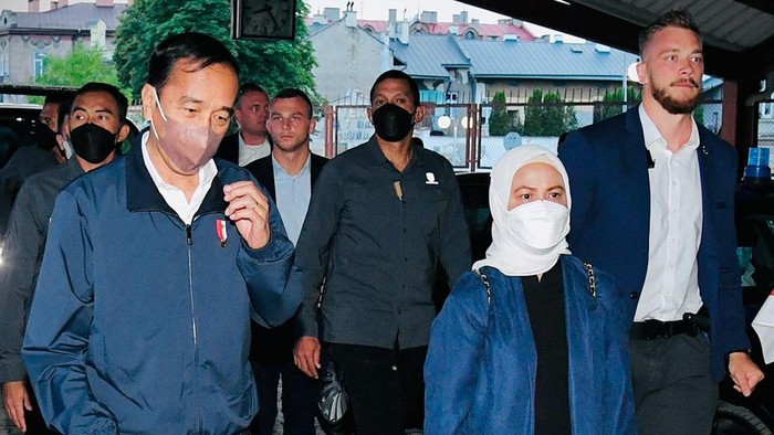 Jokowi dan Iriana tampak mengenakan jaket berwarna biru dan celana hitam. Jokowi dan Iriana beserta rombongan terbatas berangkat menggunakan Kereta Luar Biasa yang disiapkan Pemerintah Ukraina dari peron 4 Stasiun Przemysl Glowny di kota Przemysl, Polandia, Selasa 28 Juni, sekitar pukul 21.15 waktu setempat. (Foto: Biro Pers Sekretariat Presiden)