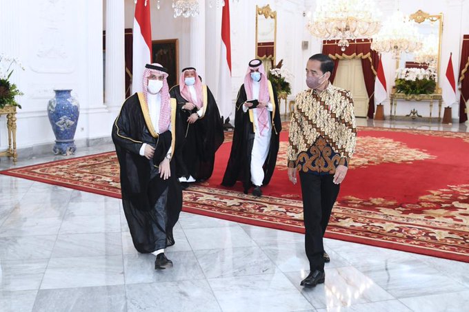 Presiden Republik Indonesia Joko Widodo menerima kunjungan kehormatan Menteri luar negeri (menlu) Arab Saudi, Pangeran Faisal Bin Farhan Al Saud di Istana Merdeka, pada Selasa, 7 Juni 2022. Foto: Twitter @jokowi