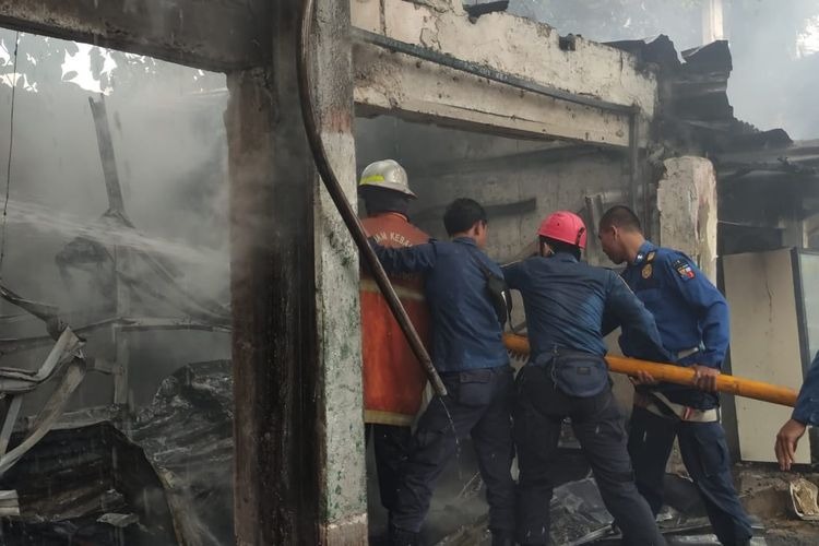 Foto ilustrasi. Petugas pemadam kebakaran saat melakukan proses pemadaman api. (ayobogor.com/Dok Damkar Kota Bogor)