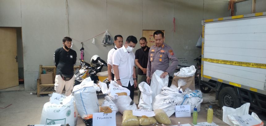 Sehari Produksi Dua Ton Mie Berformalin, Polisi Gerebek Pabrik Mie di Bandung