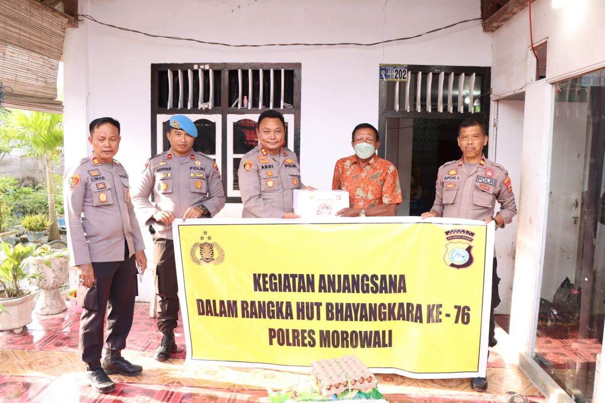 Polres Morowali menggelar kegiatan anjangsana ke rumah Purnawirawan Polri dan Warakawuri dengan memberikan bingkisan kepada purnawirawan Polri dan Warakawuri, Kamis 23 Juni 2022. Foto: Supriyono