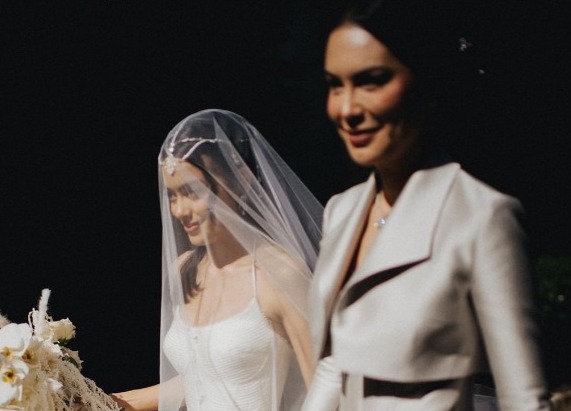 Sophia Latjuba dampingi Eva Celina menuju pelaminan. Foto: Instagram @Thebridestory