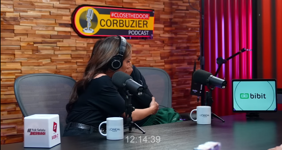 Widy Vierra dan Cinta Laura pada podcast Deddy Corbuzier. Foto: tangkapan layar youtube Deddy Corbuzier