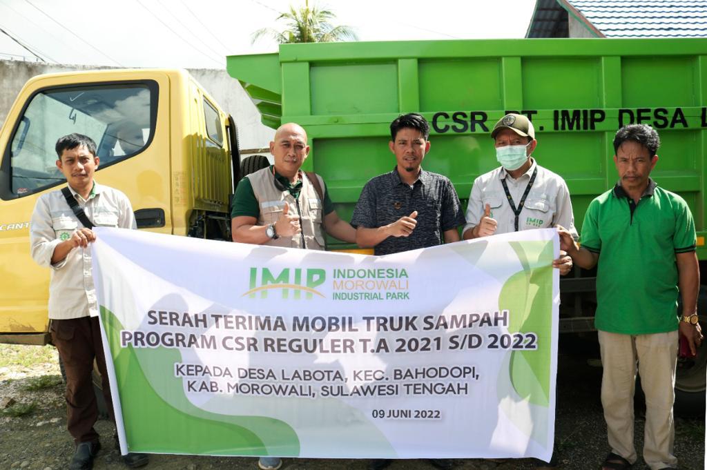 Untuk mengatasi penumpukan sampah di sepanjang jalan Trans Sulawesi di Desa Labota, Kecamatan Bahodopi, Kabupaten Morowali, PT Indonesia Morowali Industrial Park (IMIP) kembali menyerahkan bantuan satu unit truk sampah kepada pemerintah desa setempat.