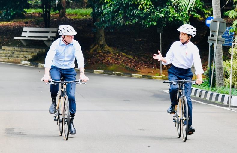 Presiden Joko Widodo mengajak Perdana Menteri (PM) Australia Anthony Albanese bersepeda pagi di Istana Kepresidenan Bogor menuju Resto Raasaa di Kebun Raya Bogor, Senin, 6 Juni 2022. Foto: Twitter Jokowi