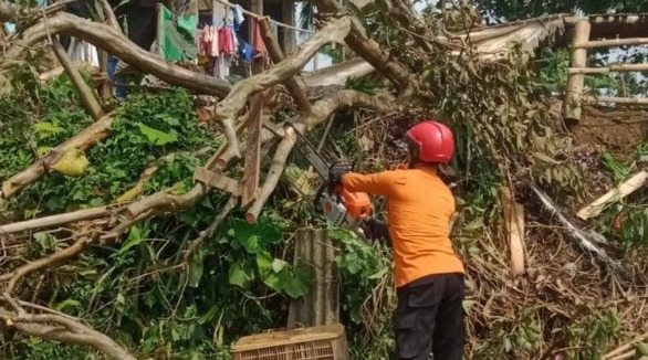 Petugas BPBD Kabupaten Bogor menyingkirkan sisa material akibat tanah longsor di Desa Cibunian, Kecamatan Pamijahan, Kabupaten Bogor. (Foto: dok. Istimewa)