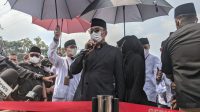 Ridwan Kamil di pemakaman putra sulungnya Emmeril Khan Mumtadz, di Desa Cimaung, Kabupaten Bogor. Foto: Hani Rosiyani/ Berita Orbit