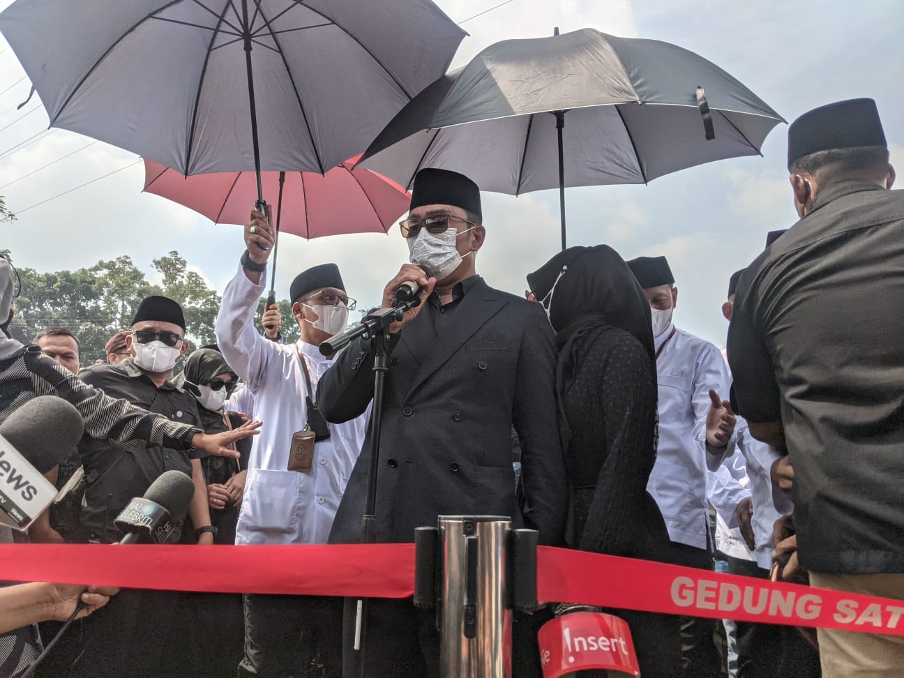 Ridwan Kamil di pemakaman putra sulungnya Emmeril Khan Mumtadz, di Desa Cimaung, Kabupaten Bogor. Foto: Hani Rosiyani/ Berita Orbit