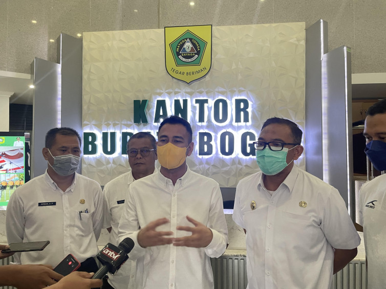 Chairman RANS Nusantara FC, Raffi Ahmad, bersama Plt Bupati Bogor, Iwan Setiawan. (BolaSkor.com/Rizqi Ariandi)