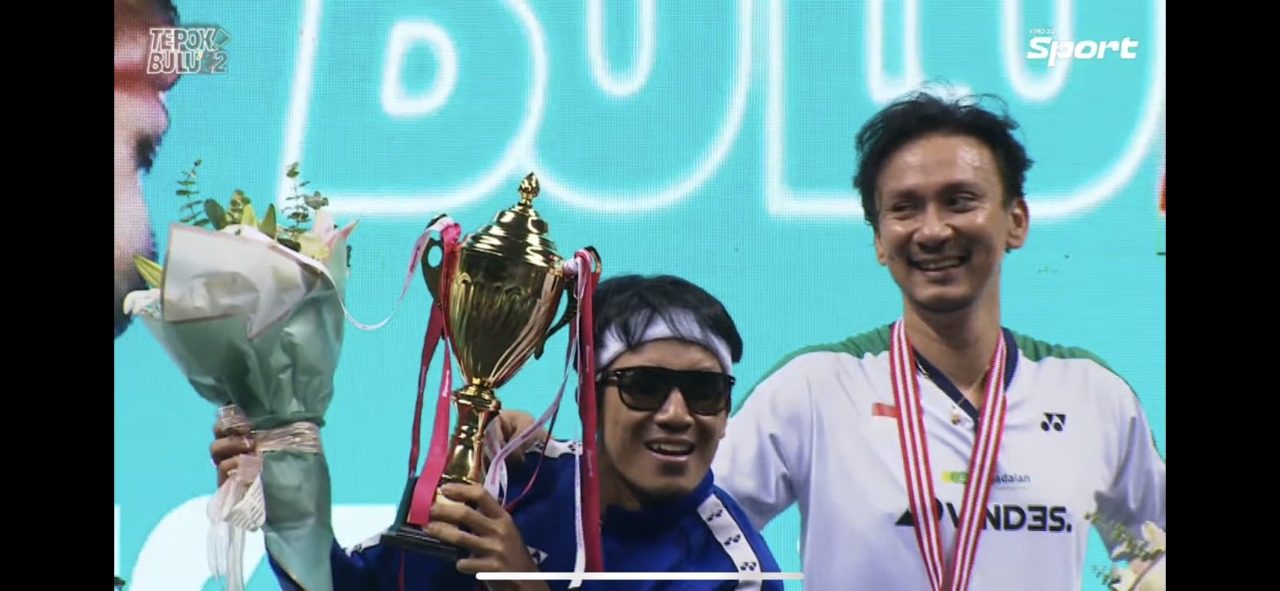 Raih Juara Tepok Bulu 2022 Vincent Rompies Kalahkan Valentino Jebret